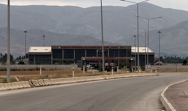 Hakkarililer havalimanına ek sefer istedi
