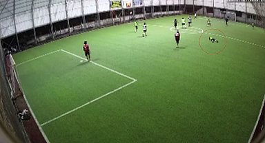 Halı sahada kalp krizi geçirerek hayatını kaybeden polis memurunun o anları kamerada