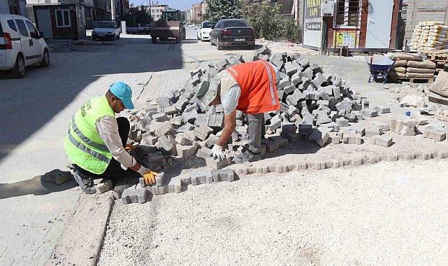 Haliliye'de 15 ekiple yol yapım ve onarım çalışmaları sürüyor