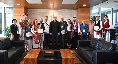 Halk danslarının kalbi Konyaaltı'nda attı