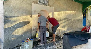 Halka açık çeşmelerde vatandaş yoğunluğu