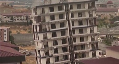 Hasarlı bina yıkıldı