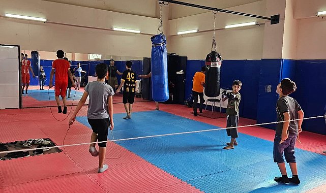 Hasköy'de gençlerin yoğun ilgi gösterdiği boks antrenmanları sürüyor