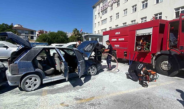 Hastane otoparkında park halindeki otomobil yanarak kullanılamaz hale geldi