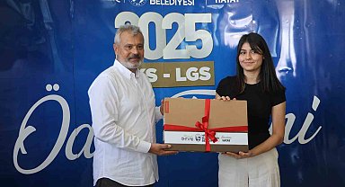 Hatay Büyükşehir Belediyesi, dereceye giren öğrencilere bilgisayar ve eğitim desteği