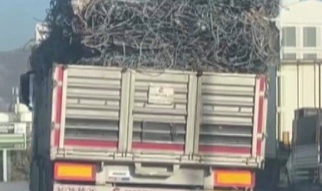 Hatay'da demir yüklü tır trafikte yürekleri ağza getirdi
