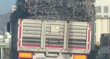 Hatay'da demir yüklü tır trafikte yürekleri ağza getirdi