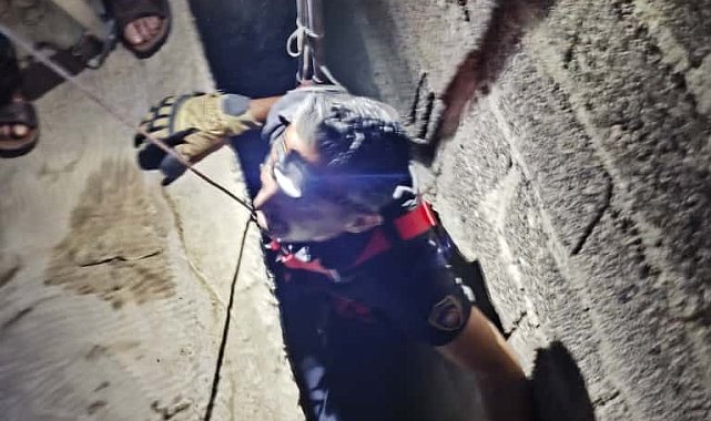Hatay'da havalandırma boşluğuna düşen kedi kurtarıldı