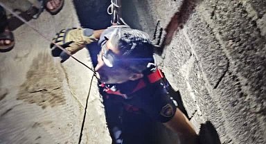 Hatay'da havalandırma boşluğuna düşen kedi kurtarıldı