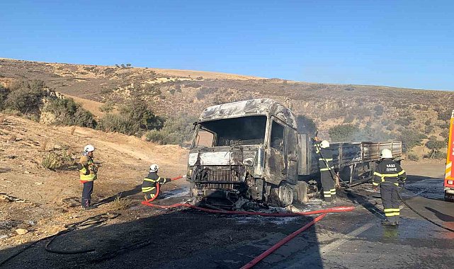 Hatay'da seyir halindeki tır alev alev yandı