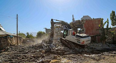Hatuniye Caddesi'ndeki yıkım çalışmaları devam ediyor
