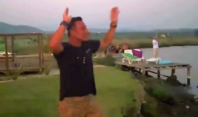 Hayranları tekneden, Mustafa Sandal kıyıdan şarkıya eşlik etti