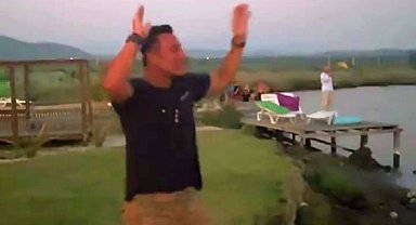 Hayranları tekneden, Mustafa Sandal kıyıdan şarkıya eşlik etti