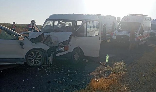 Hilvan'da tarım işçilerini taşıyan minibüs ile otomobil çarpıştı: 10 yaralı