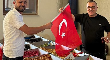 Hisarcık AK Gençlikten üye kaydı ve esnafa Türk bayrağı dağıtımı