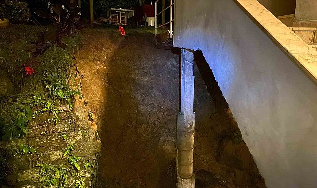 Hopa'da istinat duvarı çöktü, 3 katlı ev tahliye edildi