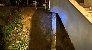 Hopa'da istinat duvarı çöktü, 3 katlı ev tahliye edildi