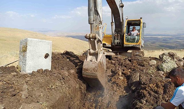 Horasan'ın Mollamelik Mahallesi'nde yarım asırlık su sorunu çözüldü