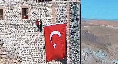 Hoşap Kalesi'nde bayrak yeniden asıldı