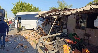 İçerisinde 23 öğrencinin bulunduğu servis kaza yaptı