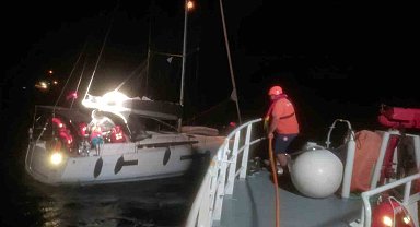 İçinde 8 kişi bulunan ve sürüklenen yelkenli tekne arızalanınca KIYEM ekipleri kurtardı