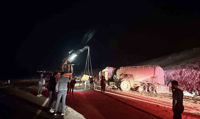 Iğdır-Doğubayazıt yolunda traktör ile kamyon çarpıştı: 3 yaralı
