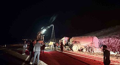 Iğdır-Doğubayazıt yolunda traktör ile kamyon çarpıştı: 3 yaralı