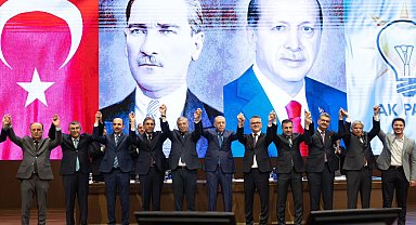 İki belediye başkanı AK Parti'ye katıldı... Rozetleri Erdoğan taktı!