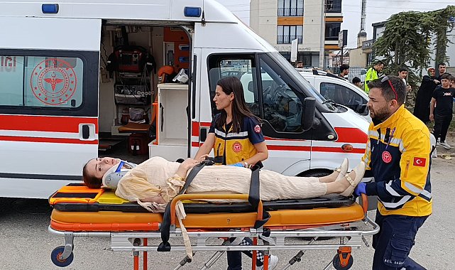 İki otomobil çarpıştı, 3 kişi yaralandı