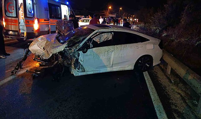 İki otomobil kafa kaya çarpıştı: 4 yaralı