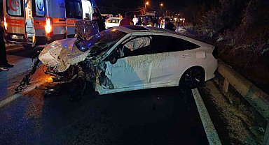 İki otomobil kafa kaya çarpıştı: 4 yaralı