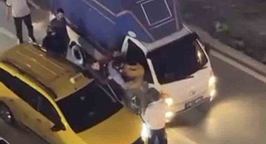 İki sürücü kavgaya tutuştu, trafik kitlendi