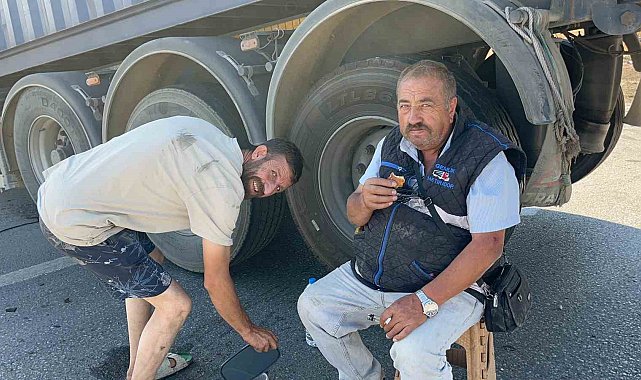 İki tır çarpıştı, şans eseri ezilen kabinden çıkan sürücüye diğer meslektaşı kurabiye ikram etti