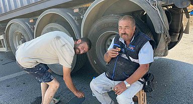 İki tır çarpıştı, şans eseri ezilen kabinden çıkan sürücüye diğer meslektaşı kurabiye ikram etti