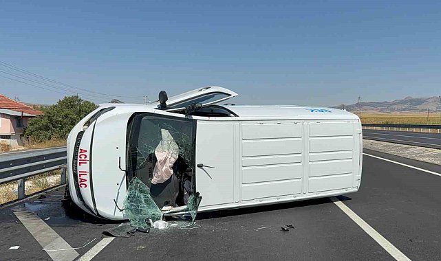 İlaç taşıyan araç bariyerlere çarparak devrildi