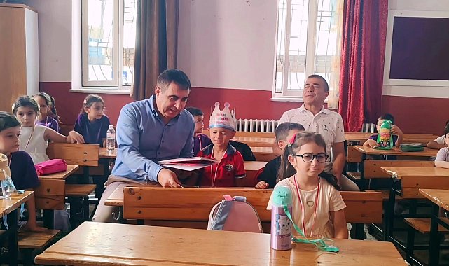 İlçe Milli Eğitim Müdürü Şimşek, minik öğrencilerin heyecanına ortak oldu