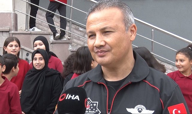 İlk Türk Astronot Alper Gezeravcı öğrencilerle bir araya geldi