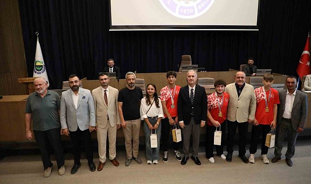 İnegöl'ün başarılı gençleri, mecliste onure edildi