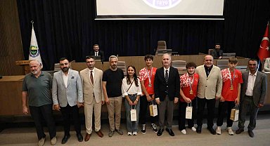 İnegöl'ün başarılı gençleri, mecliste onure edildi