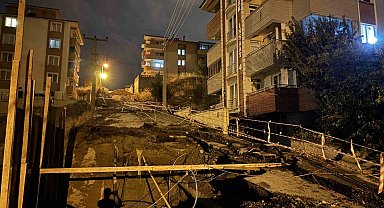 İnşaat sahasının yanındaki yolun bir kısmı çöktü