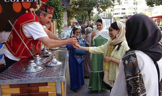 İranlı turistler Van esnafının yüzünü güldürdü
