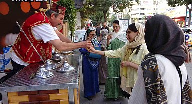 İranlı turistler Van esnafının yüzünü güldürdü