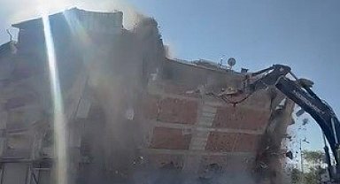 İş makinası, üzerine doğru yıkılan 6 katlı binanın altında kalmaktan saniyelerle kurtuldu