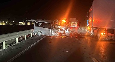 İş makinasına çarpan minibüs şoförü yaralandı