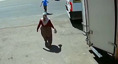 İş makinesinin kardeşlere çarptığı kaza anı güvenlik kamerasında