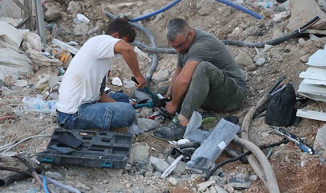 İş makinesinin teması sonrası yer altındaki elektrik kabloları bomba gibi patladı