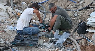 İş makinesinin teması sonrası yer altındaki elektrik kabloları bomba gibi patladı