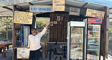 İş yerine astığı tabelayla yüzleri gülümseten esnaf, görenlerin ilgisini çekiyor