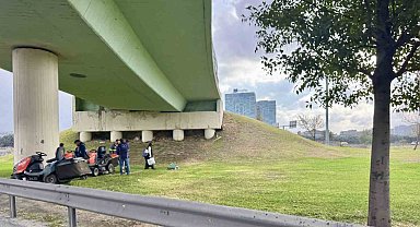 İşçiler yağmur yağınca viyadük altında yağmurdan korundu