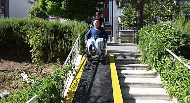Isparta Belediyesi'nden yürüme engelli yaşlı adama hayatını kolaylaştıracak dokunuş